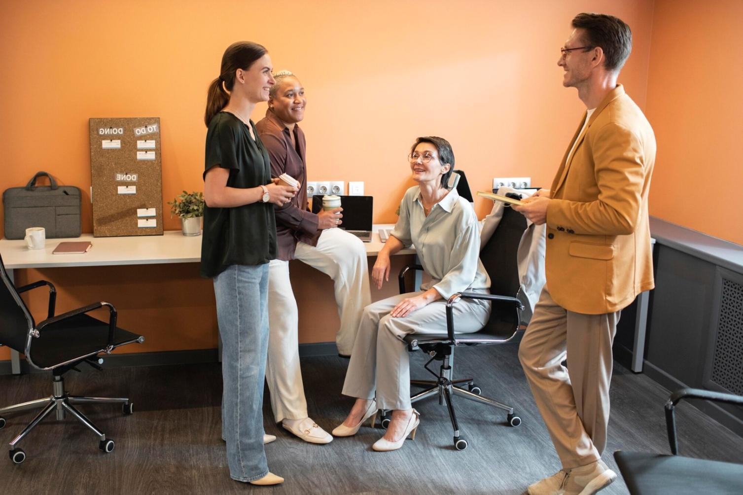 Espace de travail chaleureux avec documents de planification budgétaire